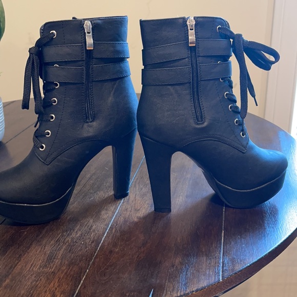 Black side zip boot, NEVER WORN - Picture 3 of 4